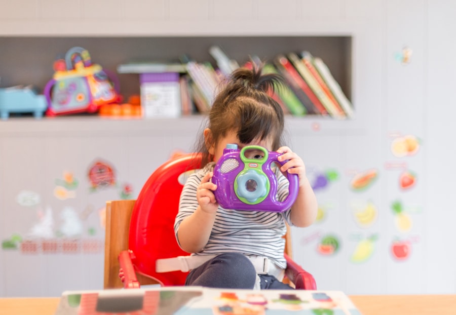 Criança em momento de aprendizagem com apoio próximo da educadora